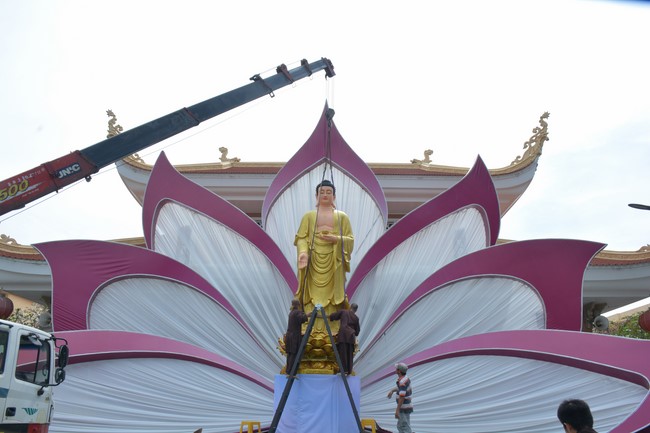 Affairs preparing for Lantern Candle Lighting Ceremony to commemorate Amitabha Buddha (Last part)