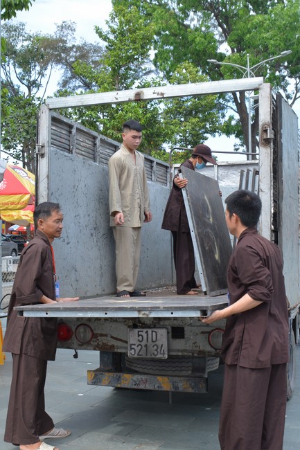 Affairs preparing for Lantern Candle Lighting Ceremony to commemorate Amitabha Buddha (Last part)