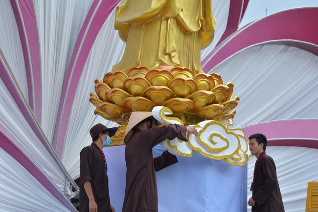 Affairs preparing for Lantern Candle Lighting Ceremony to commemorate Amitabha Buddha (Last part)