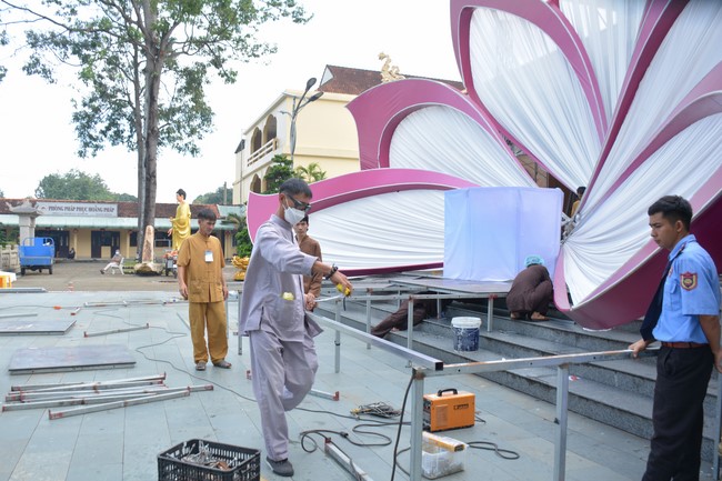 Affairs preparing for Lantern Candle Lighting Ceremony to commemorate Amitabha Buddha (Last part)