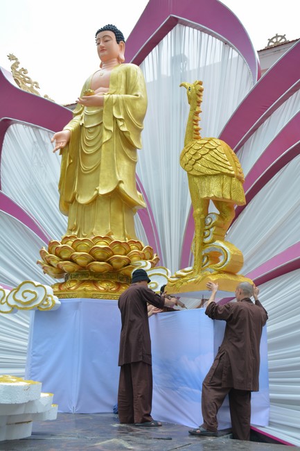 Affairs preparing for Lantern Candle Lighting Ceremony to commemorate Amitabha Buddha (Last part)