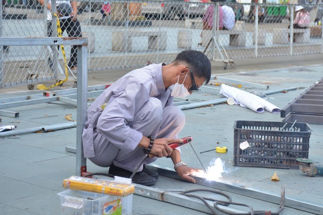Affairs preparing for Lantern Candle Lighting Ceremony to commemorate Amitabha Buddha (Last part)