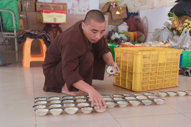 Affairs preparing for Lantern Candle Lighting Ceremony to commemorate Amitabha Buddha (Last part)