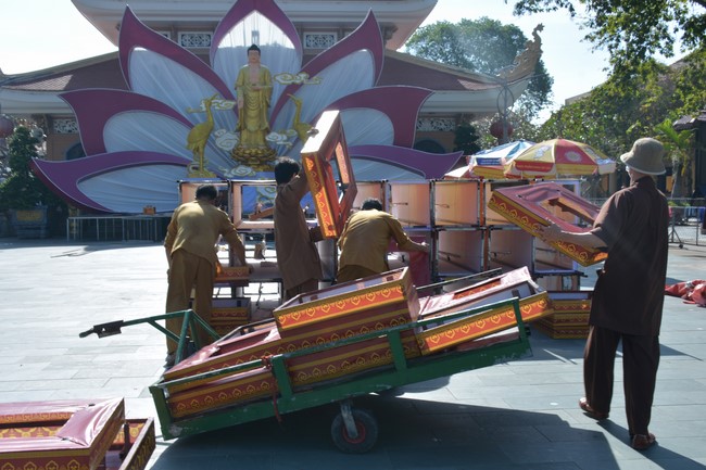Affairs preparing for Lantern Candle Lighting Ceremony to commemorate Amitabha Buddha (Last part)