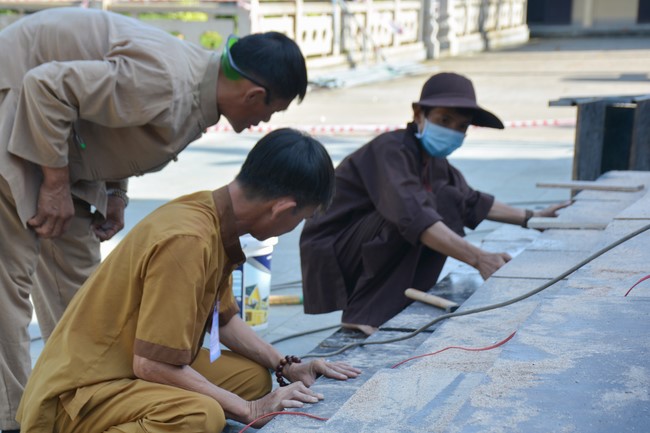 Affairs preparing for Lantern Candle Lighting Ceremony to commemorate Amitabha Buddha (Last part)
