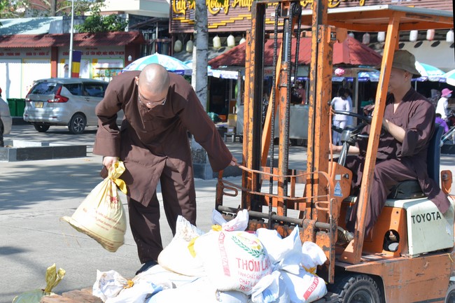 Affairs preparing for Lantern Candle Lighting Ceremony to commemorate Amitabha Buddha (Last part)