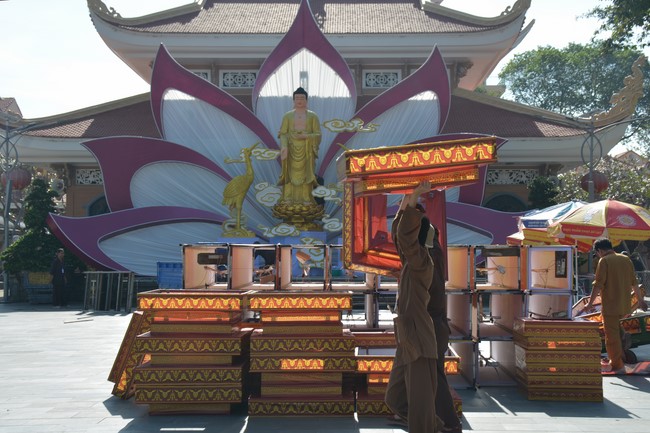 Affairs preparing for Lantern Candle Lighting Ceremony to commemorate Amitabha Buddha (Last part)