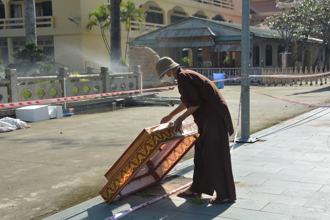 Affairs preparing for Lantern Candle Lighting Ceremony to commemorate Amitabha Buddha (Last part)