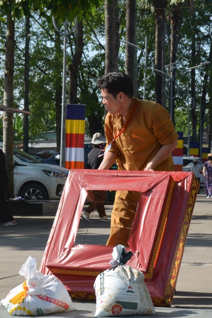 Affairs preparing for Lantern Candle Lighting Ceremony to commemorate Amitabha Buddha (Last part)