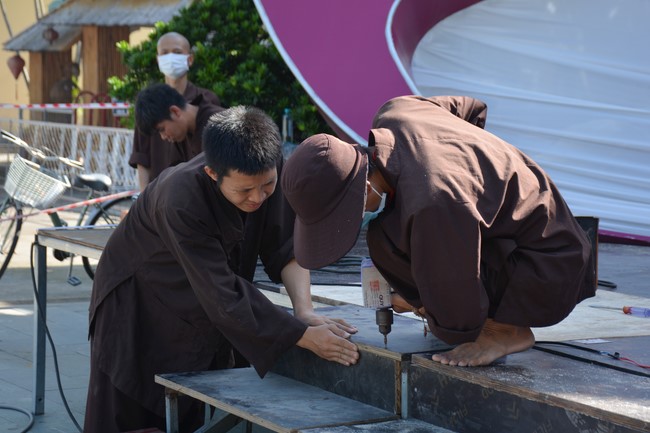 Affairs preparing for Lantern Candle Lighting Ceremony to commemorate Amitabha Buddha (Last part)