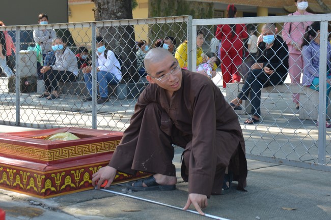 Affairs preparing for Lantern Candle Lighting Ceremony to commemorate Amitabha Buddha (Last part)