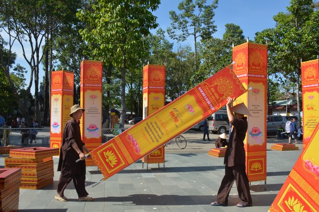 Affairs preparing for Lantern Candle Lighting Ceremony to commemorate Amitabha Buddha (Last part)