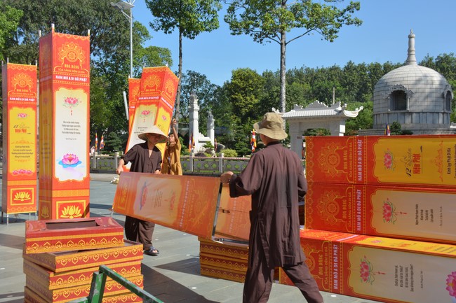 Affairs preparing for Lantern Candle Lighting Ceremony to commemorate Amitabha Buddha (Last part)
