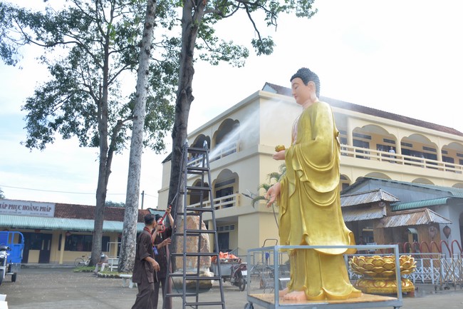 Affairs preparing for Lantern Candle Lighting Ceremony to commemorate Amitabha Buddha (Last part)