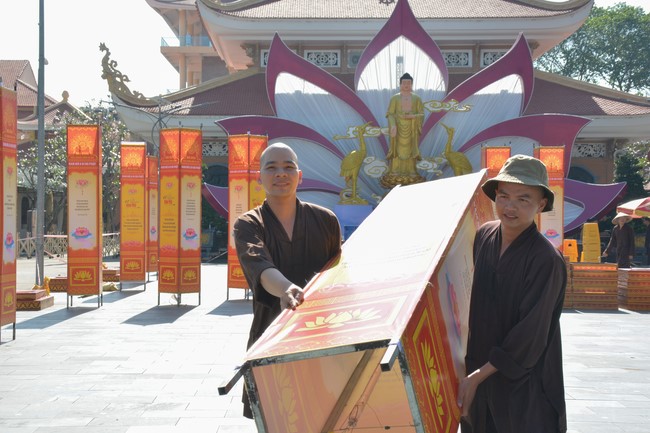 Affairs preparing for Lantern Candle Lighting Ceremony to commemorate Amitabha Buddha (Last part)