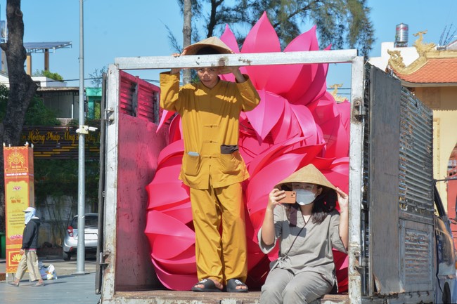 Affairs preparing for Lantern Candle Lighting Ceremony to commemorate Amitabha Buddha (Last part)