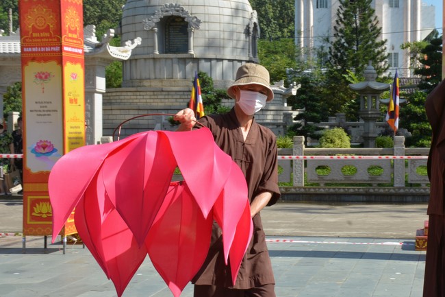 Affairs preparing for Lantern Candle Lighting Ceremony to commemorate Amitabha Buddha (Last part)