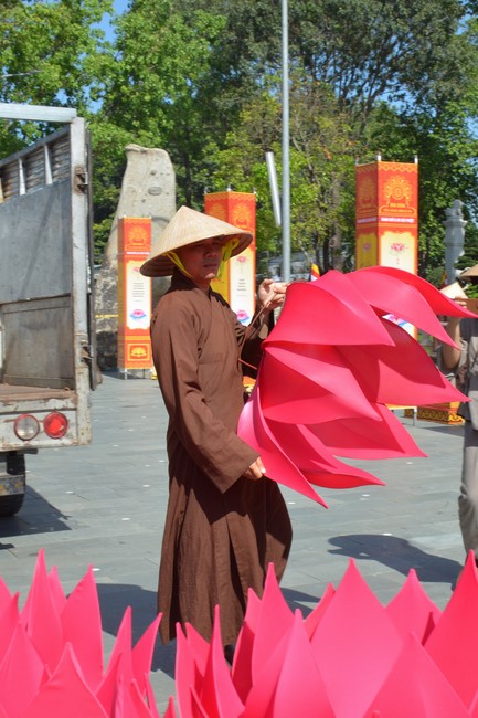 Affairs preparing for Lantern Candle Lighting Ceremony to commemorate Amitabha Buddha (Last part)