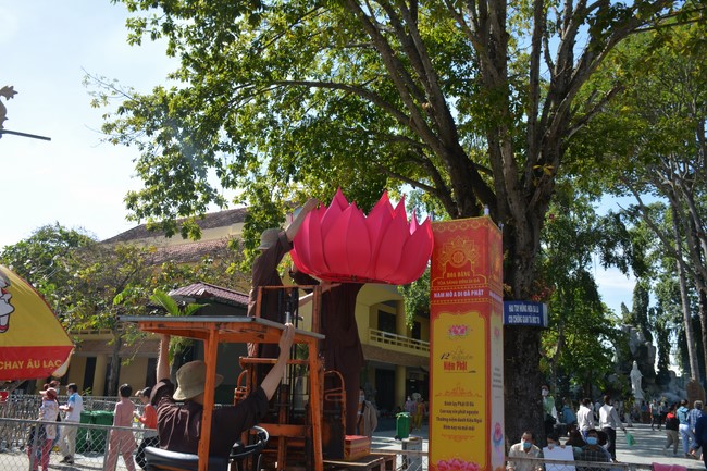 Affairs preparing for Lantern Candle Lighting Ceremony to commemorate Amitabha Buddha (Last part)