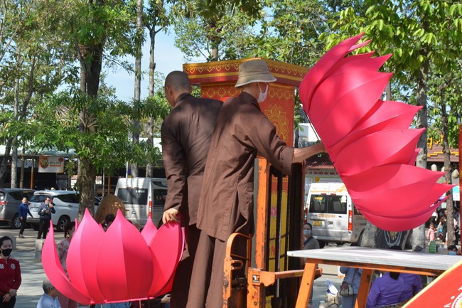 Affairs preparing for Lantern Candle Lighting Ceremony to commemorate Amitabha Buddha (Last part)