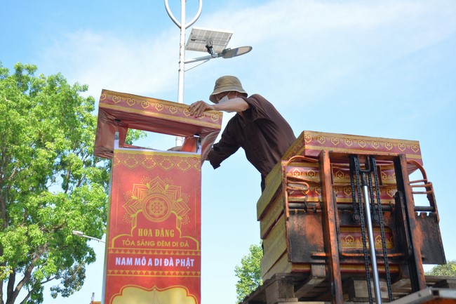 Affairs preparing for Lantern Candle Lighting Ceremony to commemorate Amitabha Buddha (Last part)