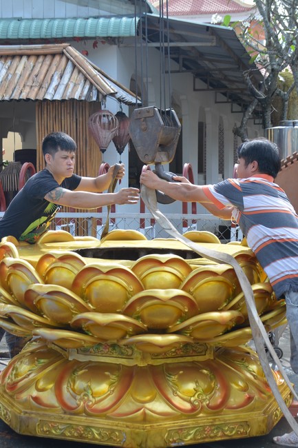 Affairs preparing for Lantern Candle Lighting Ceremony to commemorate Amitabha Buddha (Last part)