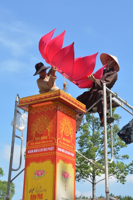 Affairs preparing for Lantern Candle Lighting Ceremony to commemorate Amitabha Buddha (Last part)