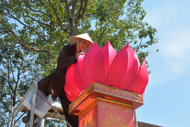 Affairs preparing for Lantern Candle Lighting Ceremony to commemorate Amitabha Buddha (Last part)