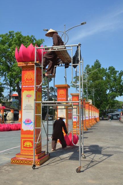 Affairs preparing for Lantern Candle Lighting Ceremony to commemorate Amitabha Buddha (Last part)