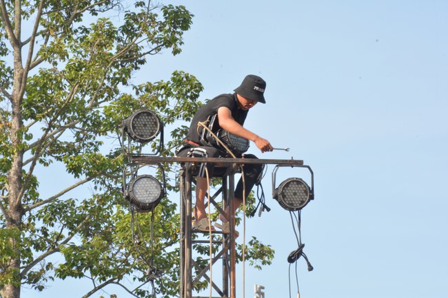 Affairs preparing for Lantern Candle Lighting Ceremony to commemorate Amitabha Buddha (Last part)