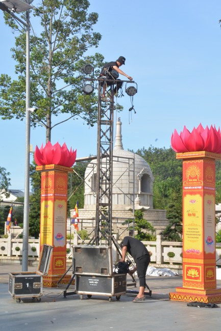 Affairs preparing for Lantern Candle Lighting Ceremony to commemorate Amitabha Buddha (Last part)