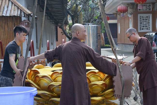 Affairs preparing for Lantern Candle Lighting Ceremony to commemorate Amitabha Buddha (Last part)