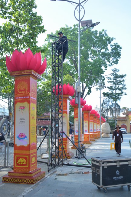 Affairs preparing for Lantern Candle Lighting Ceremony to commemorate Amitabha Buddha (Last part)
