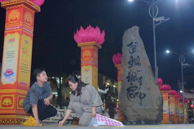 Affairs preparing for Lantern Candle Lighting Ceremony to commemorate Amitabha Buddha (Last part)