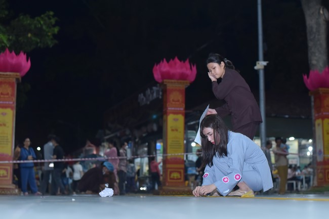 Affairs preparing for Lantern Candle Lighting Ceremony to commemorate Amitabha Buddha (Last part)