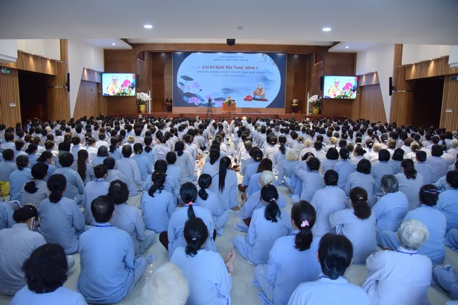 Dharma Talk  The Core of Ksitigarbha Sutra in The 98th Seven-Day Retreat