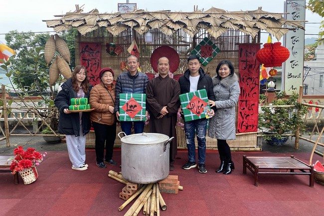 Leaders of Quang Ninh Province and delegations visit and wish New Year at Tieu Dao Pagoda