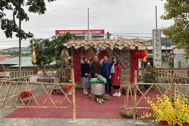Leaders of Quang Ninh Province and delegations visit and wish New Year at Tieu Dao Pagoda