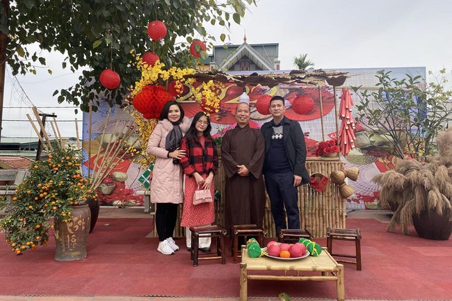 Leaders of Quang Ninh Province and delegations visit and wish New Year at Tieu Dao Pagoda