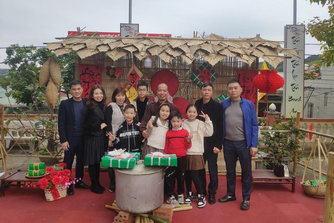 Leaders of Quang Ninh Province and delegations visit and wish New Year at Tieu Dao Pagoda