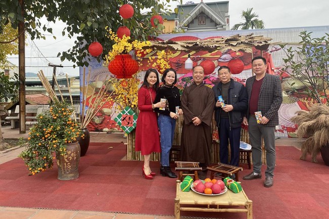 Leaders of Quang Ninh Province and delegations visit and wish New Year at Tieu Dao Pagoda