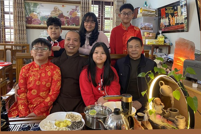 Leaders of Quang Ninh Province and delegations visit and wish New Year at Tieu Dao Pagoda