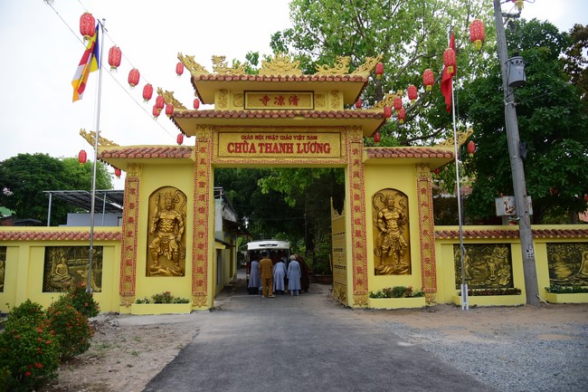 Cúng dường trường Trung cấp Phật học Đồng Tháp và Vĩnh Long