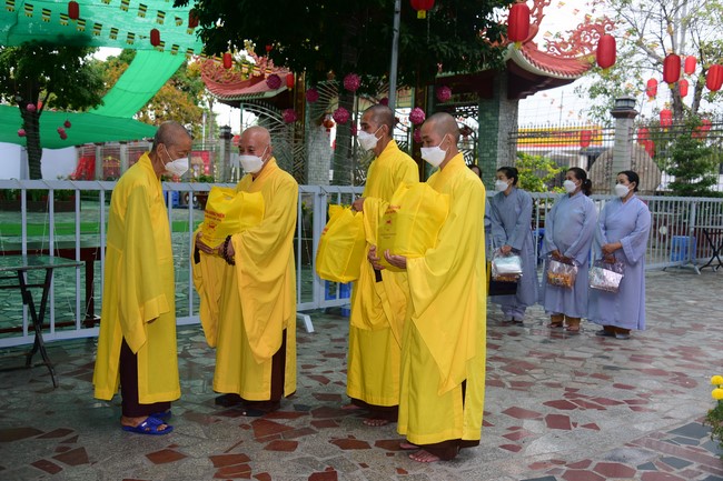 Cúng dường trường Trung cấp Phật học Đồng Tháp và Vĩnh Long