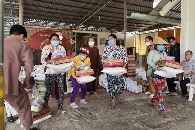 Từ thiện tại chùa An Hương, An Giang