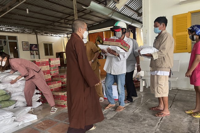 Từ thiện tại chùa An Hương, An Giang