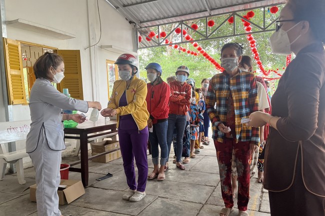 Từ thiện tại chùa An Hương, An Giang