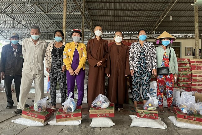 Từ thiện tại chùa An Hương, An Giang