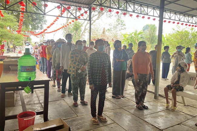 Từ thiện tại chùa An Hương, An Giang