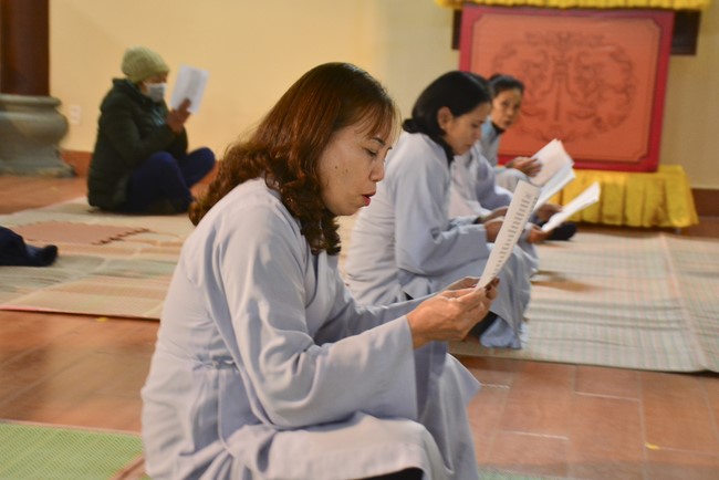 Welcome New Year's Eve at Tay Khanh pagoda